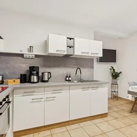 Moderne, Vollausgestattete 3 Br-wohnung Zentrumnah * Lich