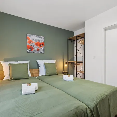 Moderne, Vollausgestattete 3 Br-wohnung Zentrumnah *